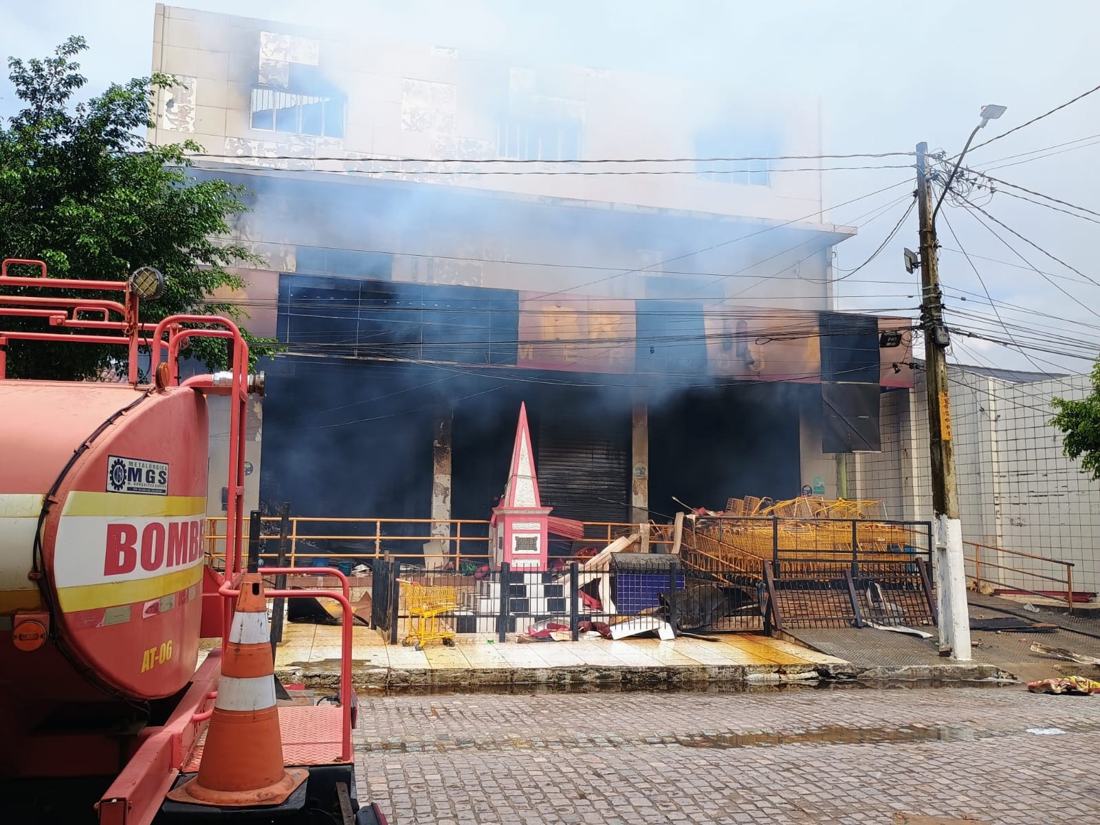 Combate a incêndio ultrapassa 12 horas e estrutura de supermercado na divisa entre PB e PE pode colapsar, diz Defesa Civil