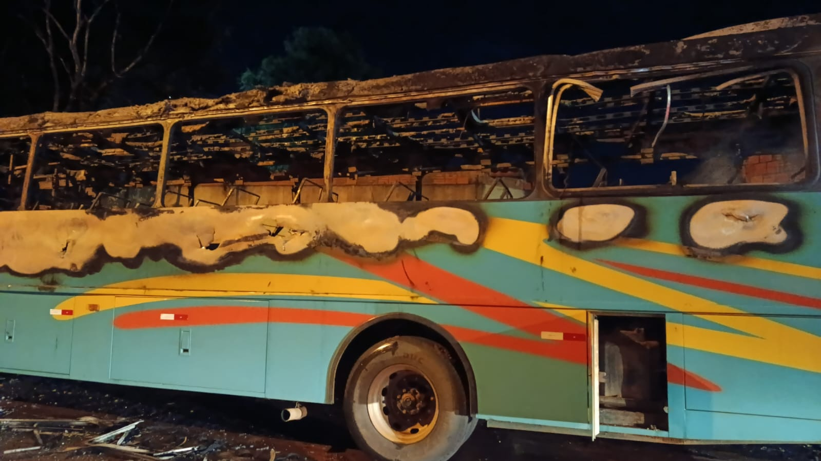 Incêndio atinge ônibus estacionado em Pirapora; VEJA VÍDEO