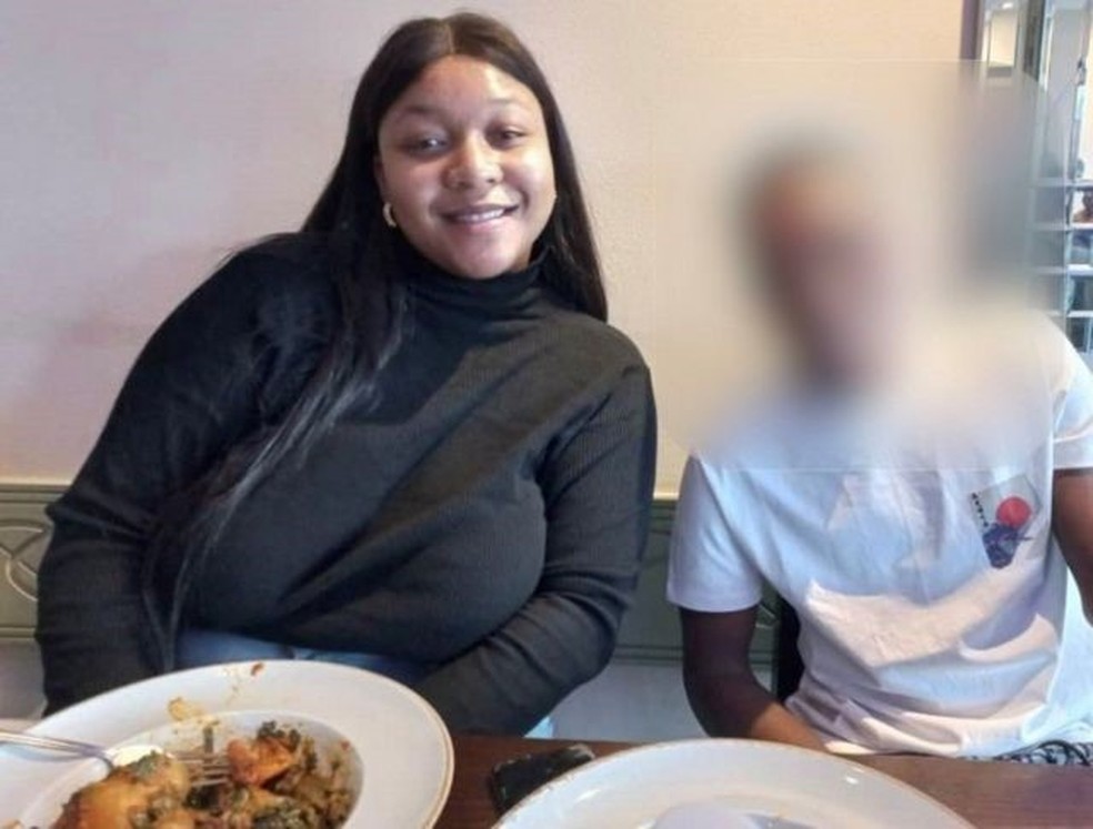 Sonia Ekweremadu com Daniel (não é seu nome) em um restaurante — Foto: Polícia de Londres/Via BBC
