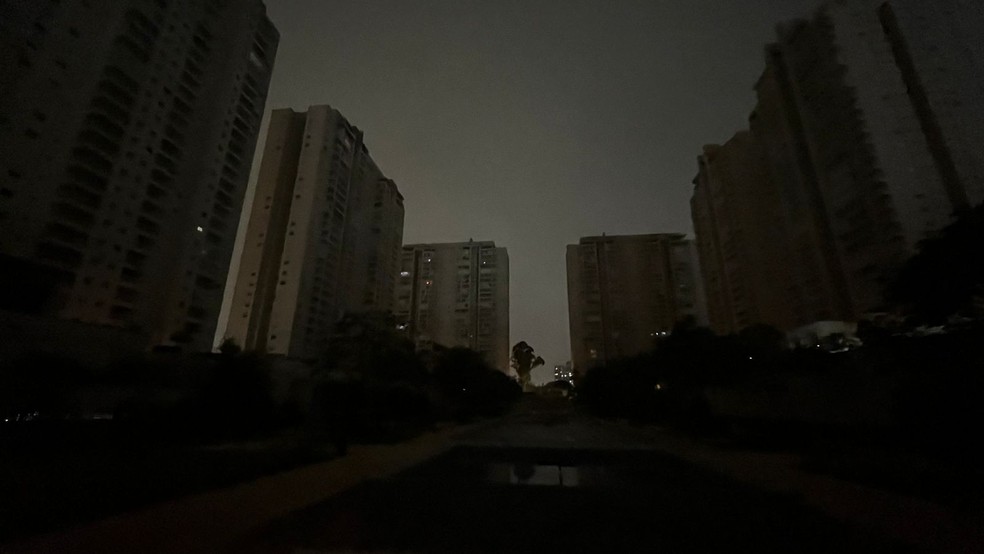 Condomínio às escuras na rua Adele, em Santo Amaro, Zona Sul de São Paulo, que está sem luz desde sexta-feira (15). — Foto: Acervo pessoal