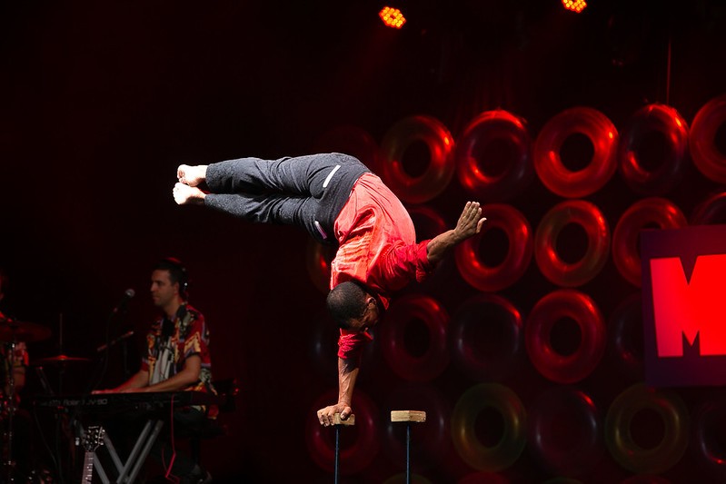 MishMash leva magia e acrobacias à Pedreira no Festival de Curitiba