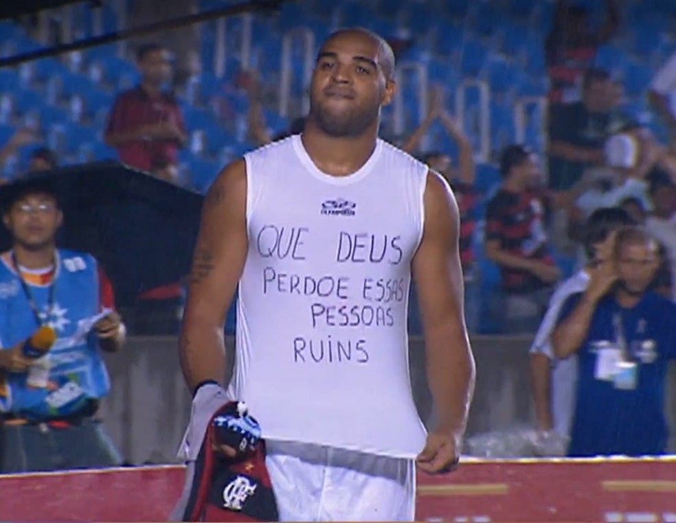 Adriano Imperador com camiseta que diz "Que Deus perdoe essas pesoas ruins" — Foto: Reprodução
