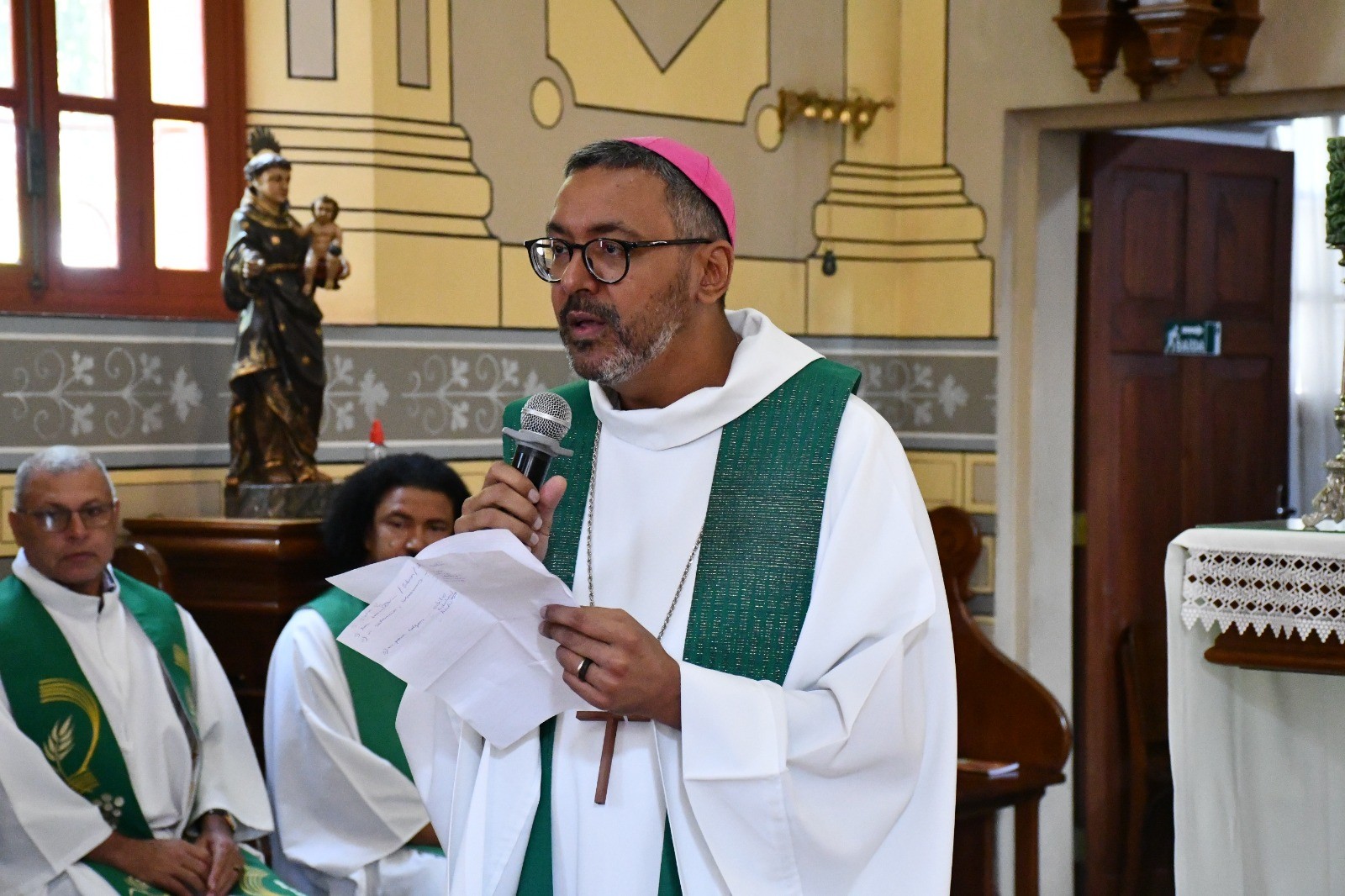 Igreja faz cerimônia aberta ao público para padre de Roraima nomeado como bispo no interior do Amazonas