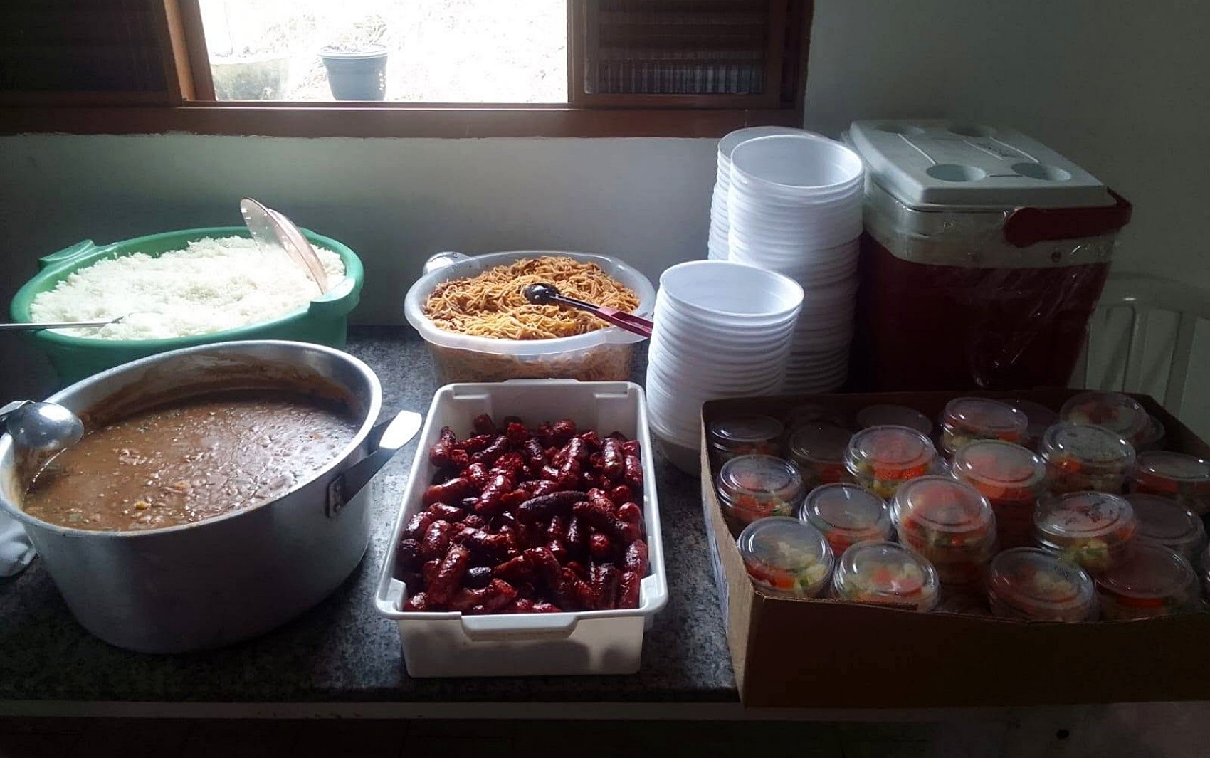 Grupo prepara cerca de 1,5 mil marmitas em ação solidária pelo Dia das Crianças no Sul de MG