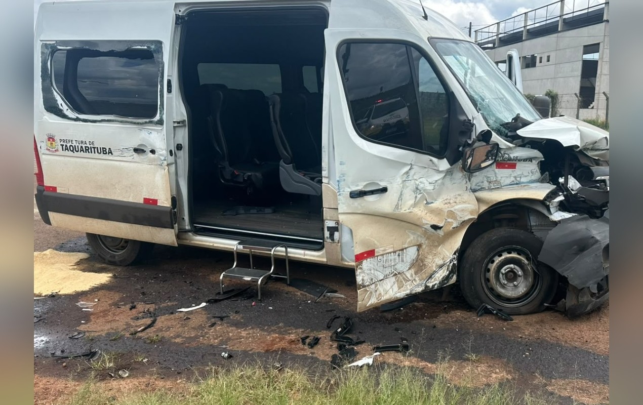 Batida entre van de pacientes e caminhão-guincho deixa feridos na SP-255 em Avaré
