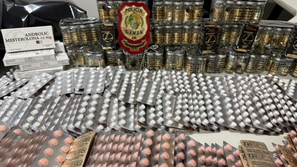 Homem preso por vender anabolizantes foi flagrado pelos policiais no momento que fazia a entrega dos produtos. — Foto: Polícia Civil/ Divulgação