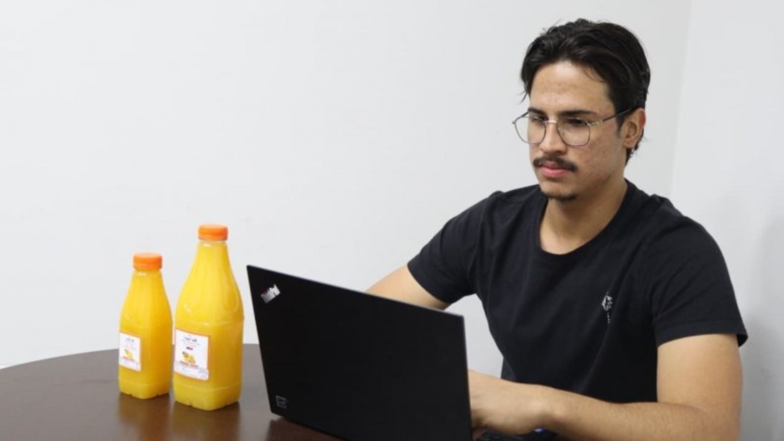 Com apenas 20 anos, aluno do UNIFEB já comanda sua própria empresa de sucos naturais