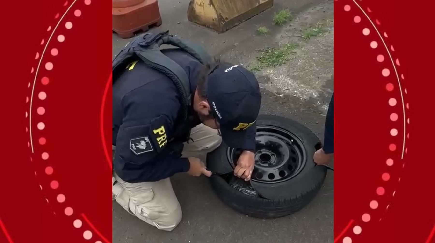 PRF estranha estepe vazio e adulterado em carro, e encontra 27 iPhones dentro do pneu, no Paraná