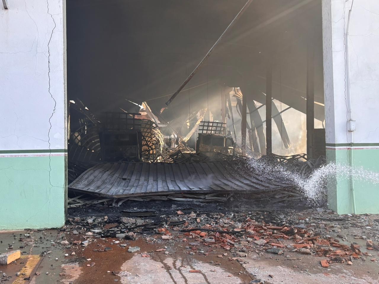 Interior do galpão ficou completamente queimado após o incêndio — Foto: Renato Silva/TVCA