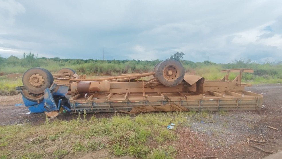 Caminhão com sementes de braquiária capota e ocupantes são arremessados para fora da cabine na BR-146 em MG