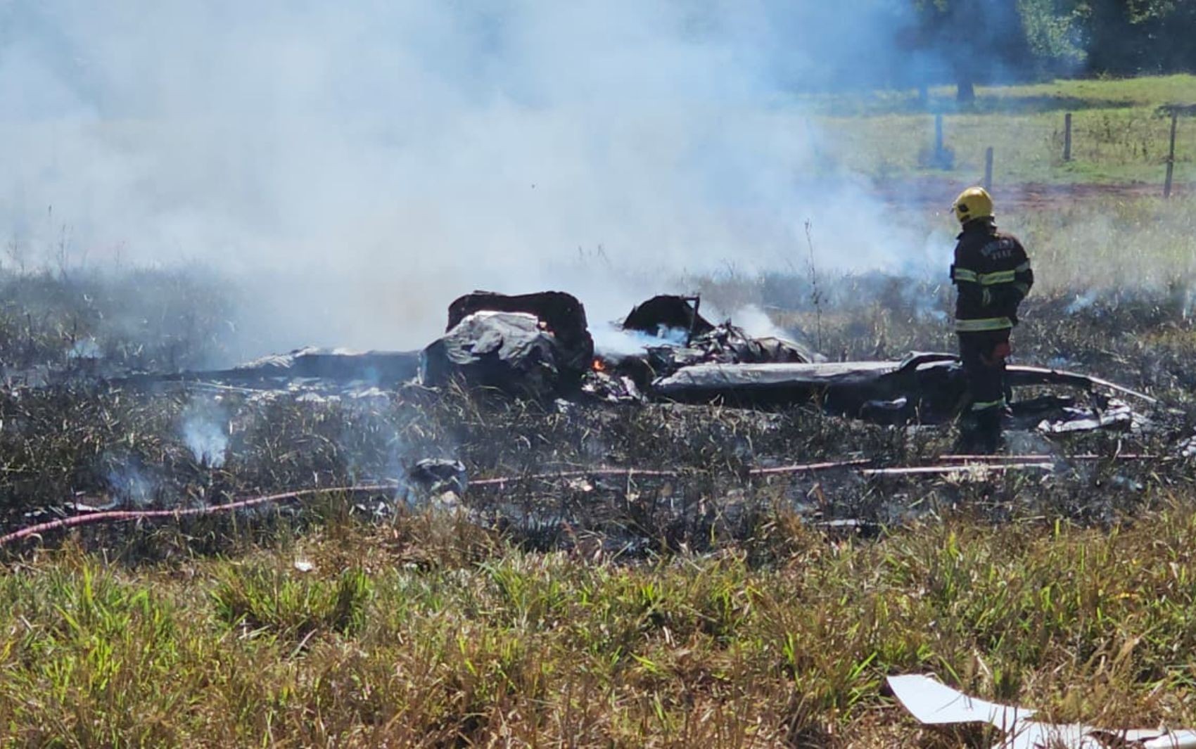 Avião pega fogo após cair em fazenda, em Goiás