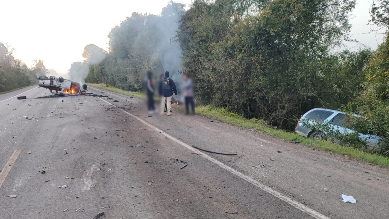 Uma pessoa morre e duas ficam feridas após acidente com capotamento na BR-290 no RS; carros pegaram fogo