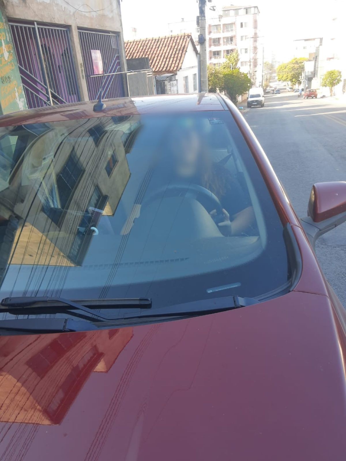 'Covardia', diz gestante arrastada por carro após reclamar de entrega errada em Divinópolis