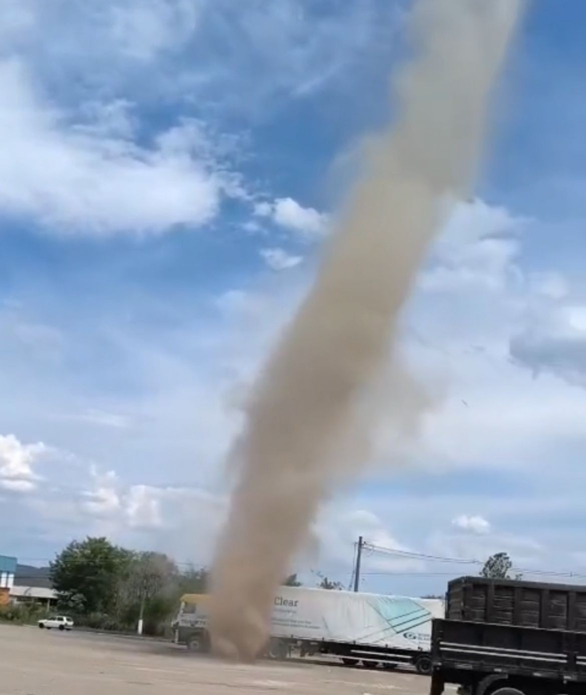 VÍDEO: Redemoinho impressiona moradores em Porto Real