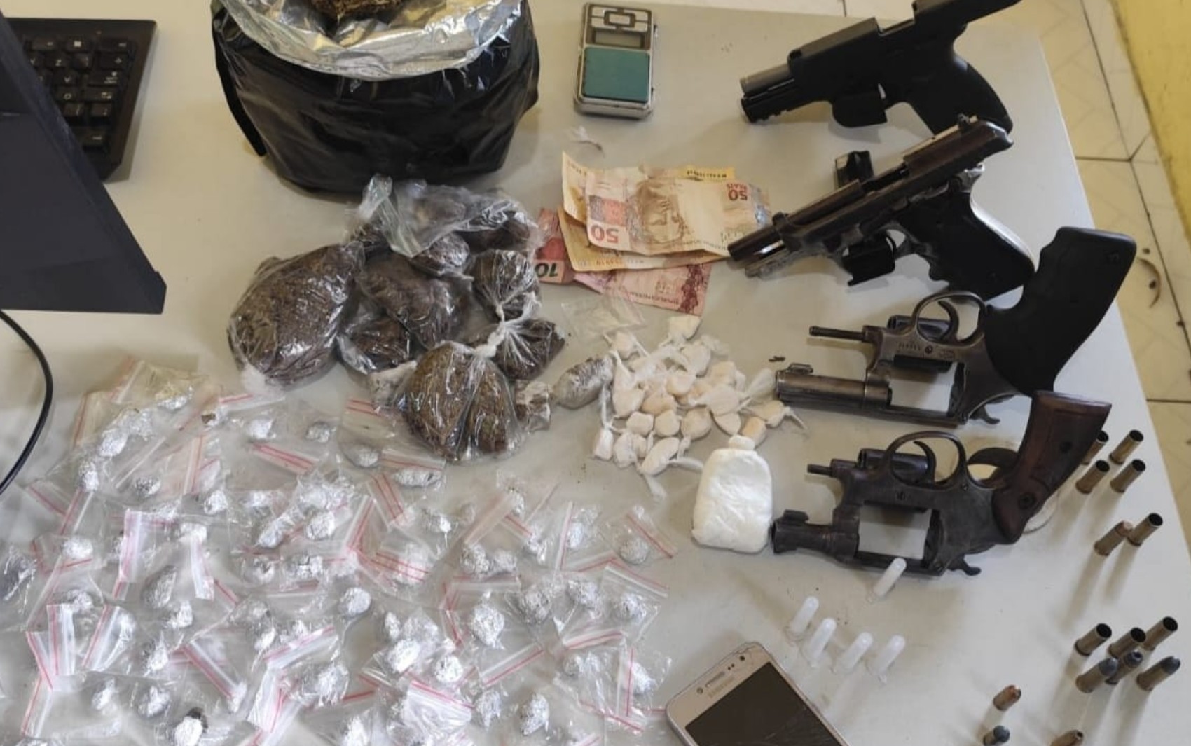 Quatro homens morrem após confronto com policiais militares na Bahia; drogas e armas foram apreendidas