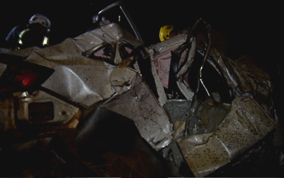 Com o impacto, carro ficou totalmente destruído — Foto: Reprodução/TV Anhanguera