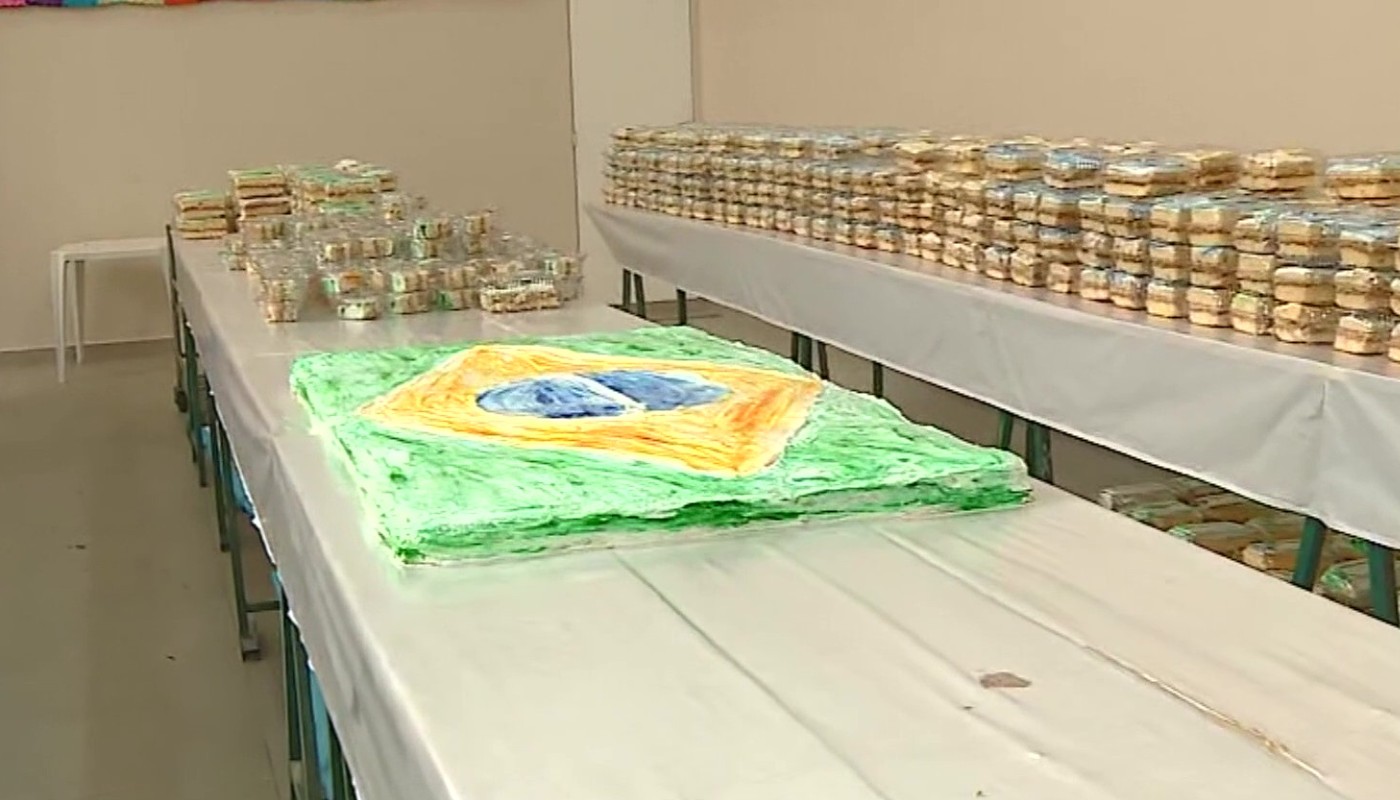 Paróquia de Campinas faz bolo de 4 toneladas com 4 mil medalhas no Dia de Santo Antônio