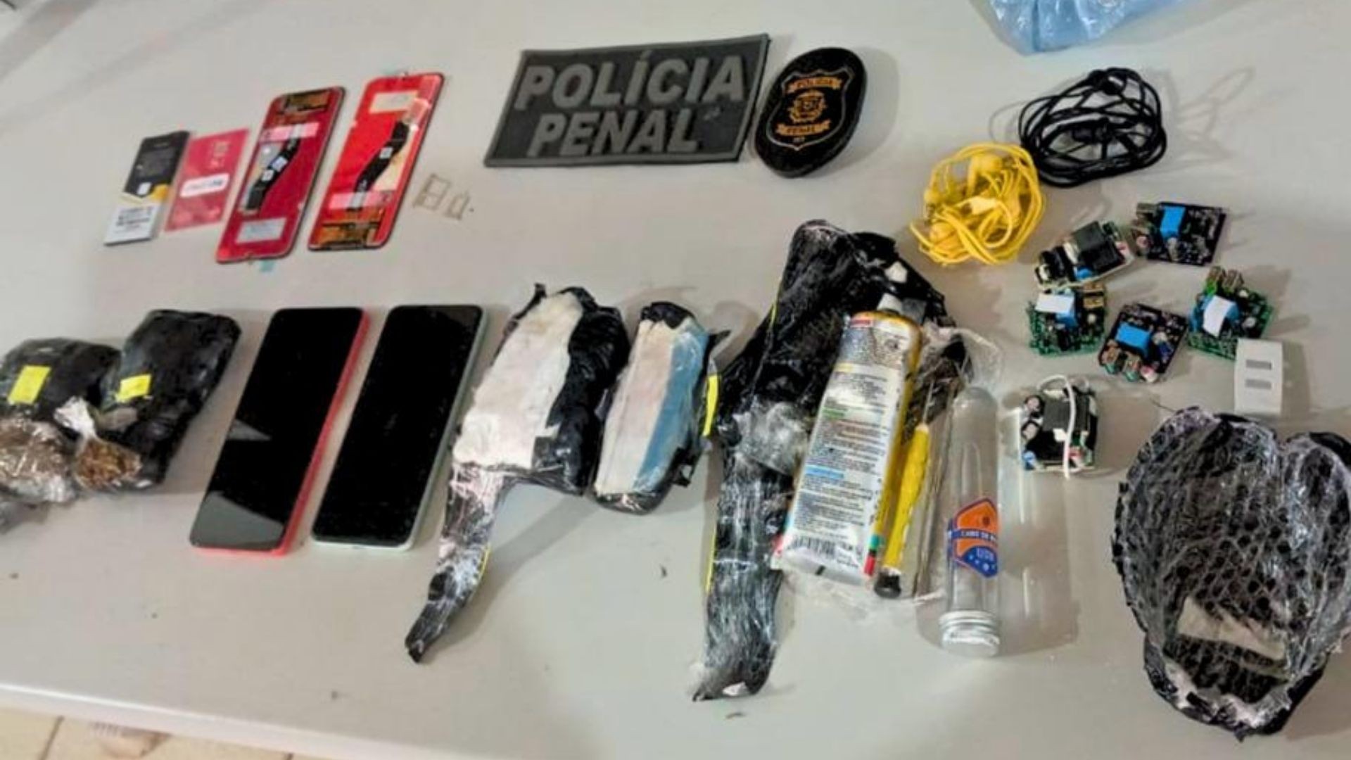 Policial penal e detento são presos por entrada de drogas e celulares em presídio de MT