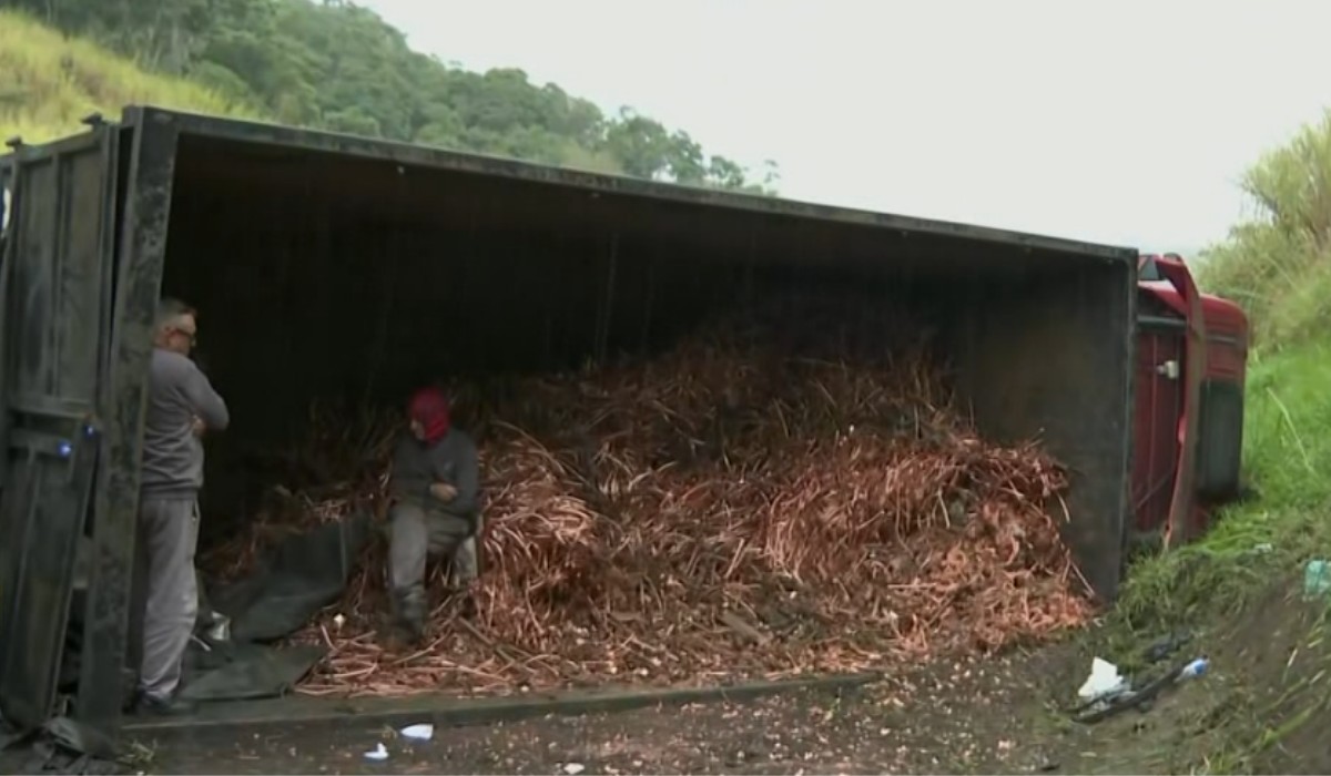 Caminhão carregado com 18 toneladas de cobre tomba e interdita pista da Rodovia Dom Pedro I, em Valinhos