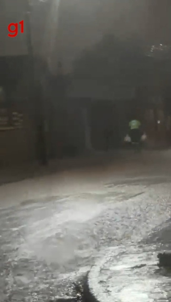 Gari que comoveu a web com vídeo trabalhando na chuva foi advertido pela prefeitura