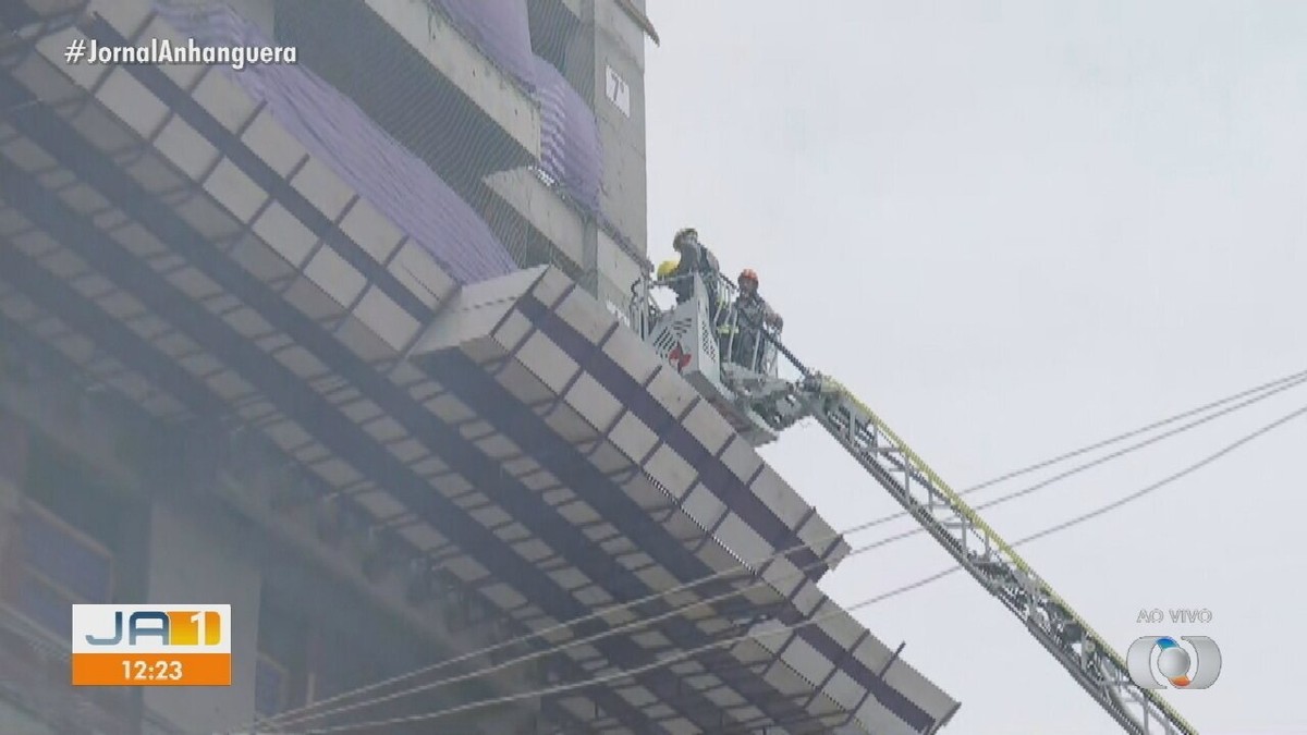 Incêndio de grande proporção em terreno quase atinge residência vizinha -  TV Jaguari