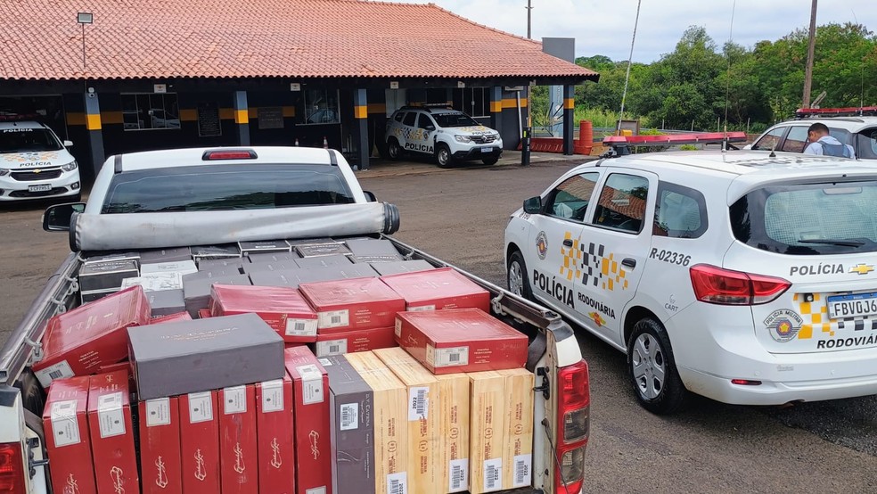 Caixas de vinho estavam na caçamba da caminhonete abordada em Assis — Foto: Polícia Rodoviária/ Divulgação