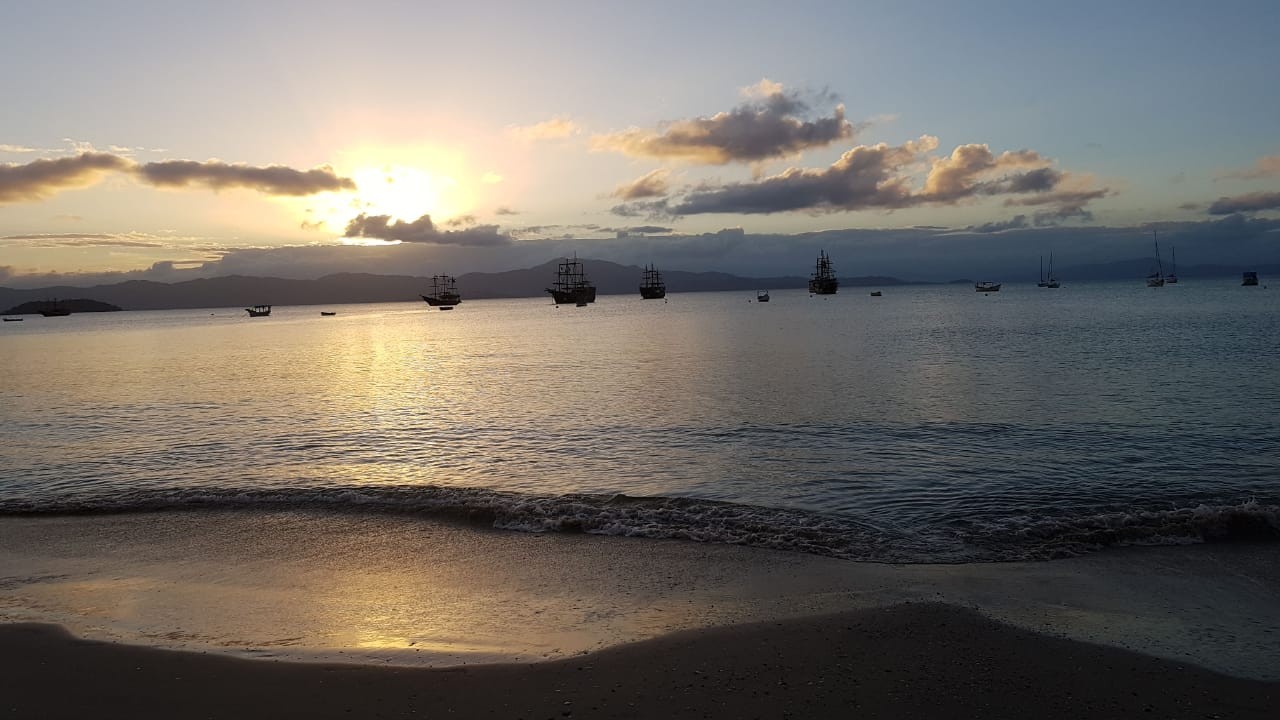 Mulheres denunciam importunação sexual em praia de Florianópolis: ‘Com a calça pra baixo e veio na minha direção’