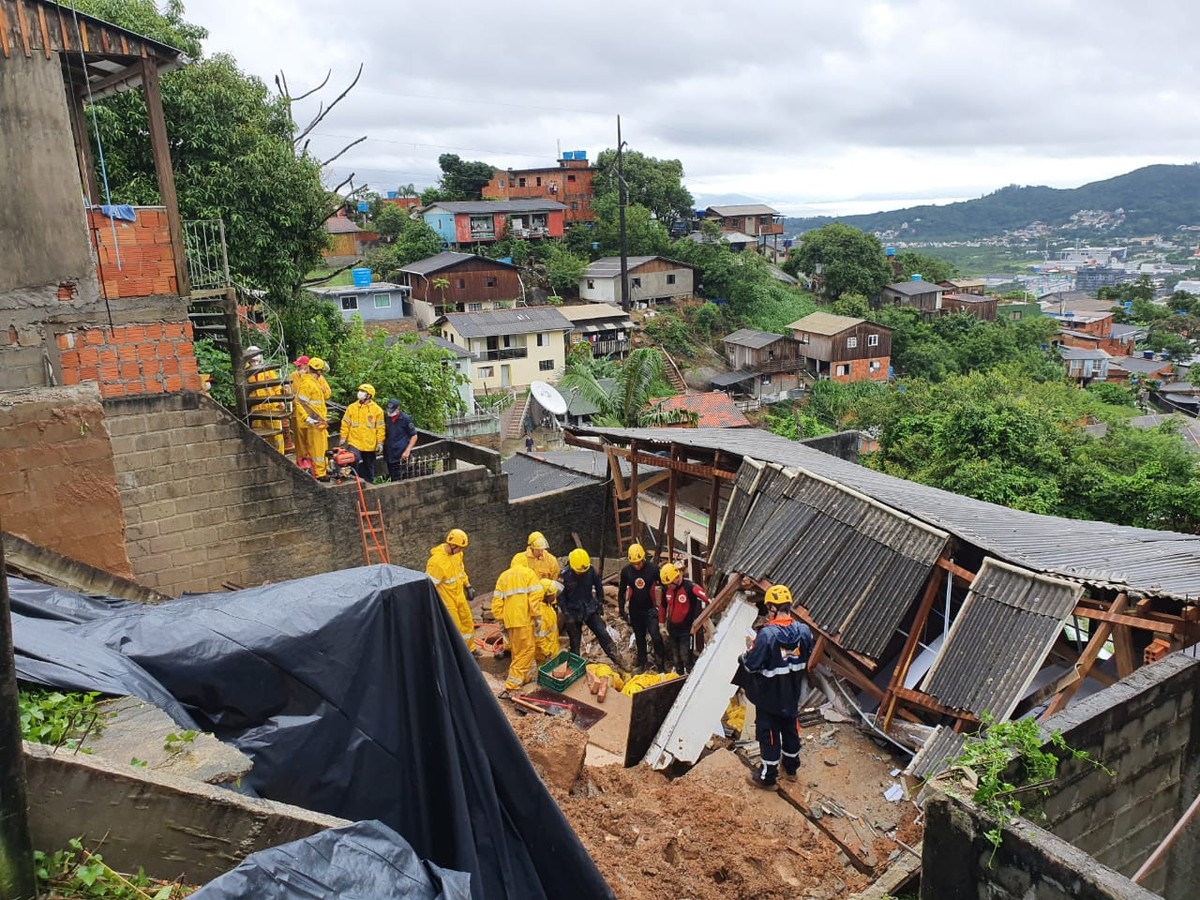 Chuva Em Florianópolis Mãe E Filha Morrem Após Deslizamento E Desabamento De Muro Santa 