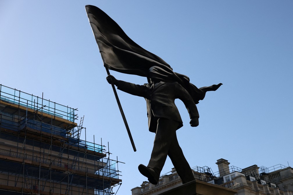 Banksy instala estátua de homem empunhando bandeira no centro de Londres — Foto: REUTERS/Jack Taylor