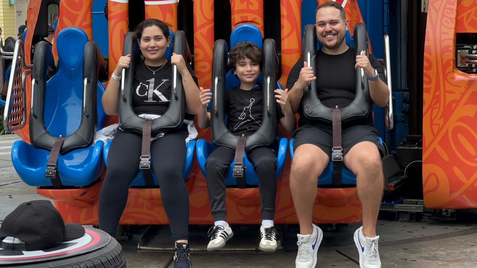 Os irmos Beatriz Cristine de Souza, Marcos Roberto, de 8 anos, e Heitor Marcos de Souza, de 29 anos, ficaram suspensos por 20 minutos.  Foto: Beatriz Cristine de Souza/Arquivo pessoal