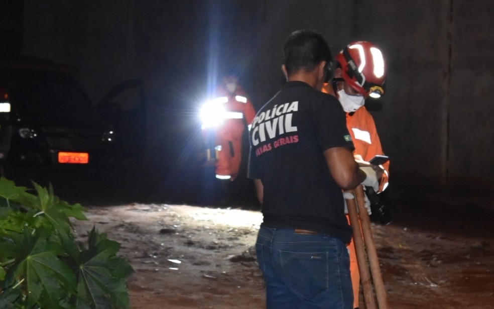 Corpo de Bombeiros ajudou a polícia a encontrar restos mortais em Campo Belo — Foto: Reprodução EPTV