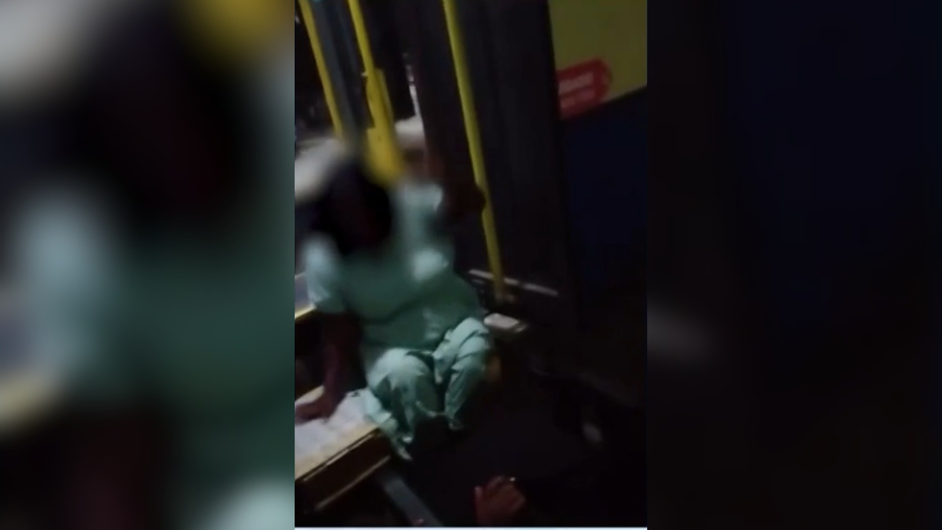 VÍDEO: Mulher cadeirante precisa se arrastar para sair do ônibus após falha no elevador em MG