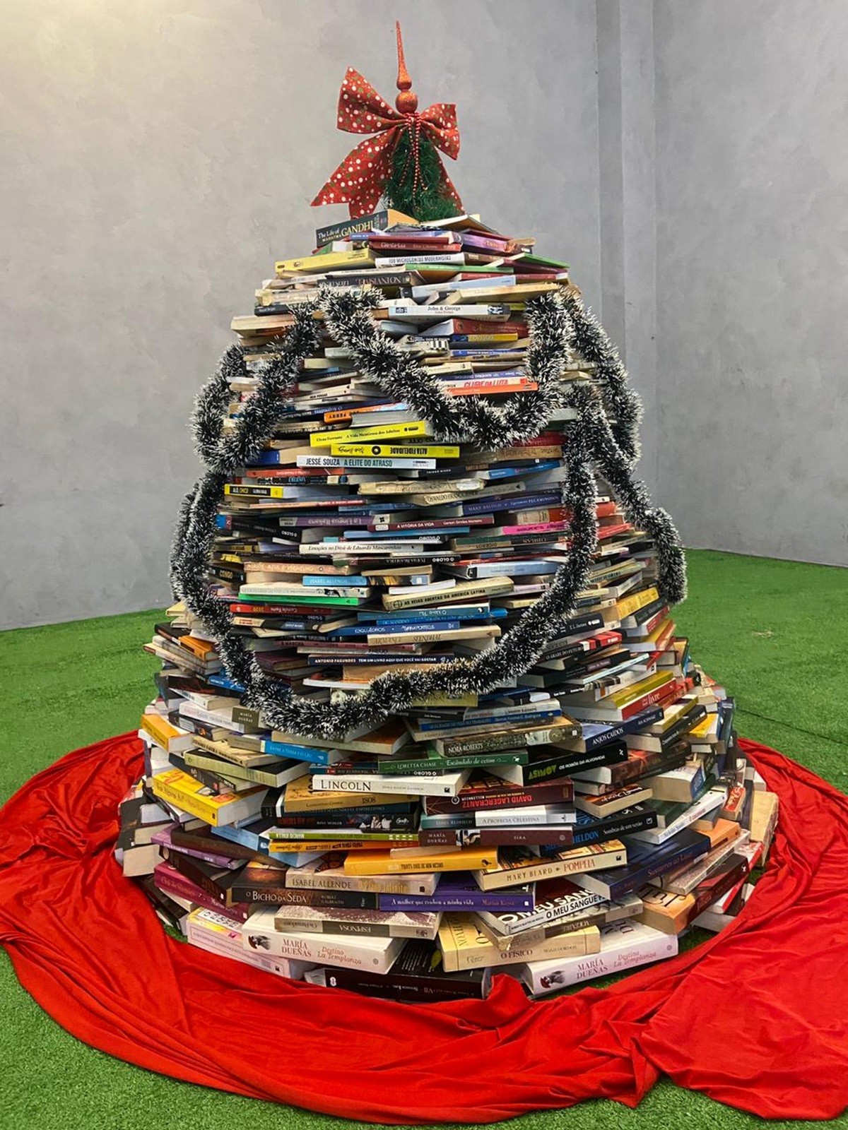 Árvore feita com livros retorna em Nova Friburgo e terá distribuição gratuita de obras