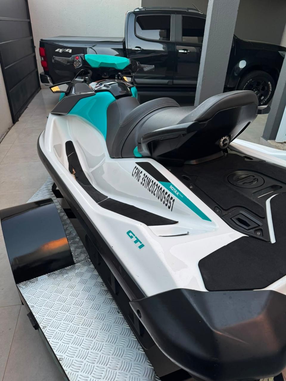 Motos aquáticas foram apreendidas na Operação Mens Occulta também apreendeu motos aquáticas e veículos de luxo — Foto: PM/Divulgação