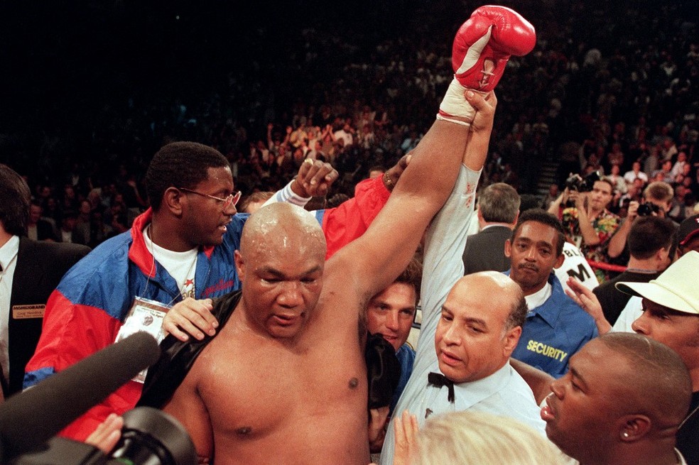 Foto de arquivo de George Foreman, após lutador nocautear Michael Moorer em 5 de novembro de 1994 em Las Vegas, Nevada. — Foto: JOHN GURZINSKI / AFP