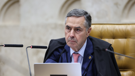 É #FAKE que vídeo mostre filha de Barroso sendo escoltada por policiais em aeroporto dos EUA - Mulher que aparece na gravação não é Luna Barroso. Assessoria de imprensa do STF afirmou que única filha de ministro mora no Brasil e não foi deportada.