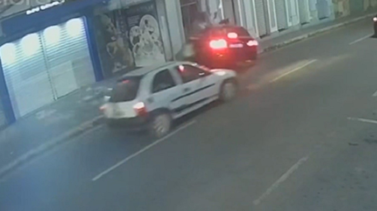 Motorista bêbado invade calçada e atinge pedestre em cheio, que fica prensada entre carro e portão; VÍDEO 