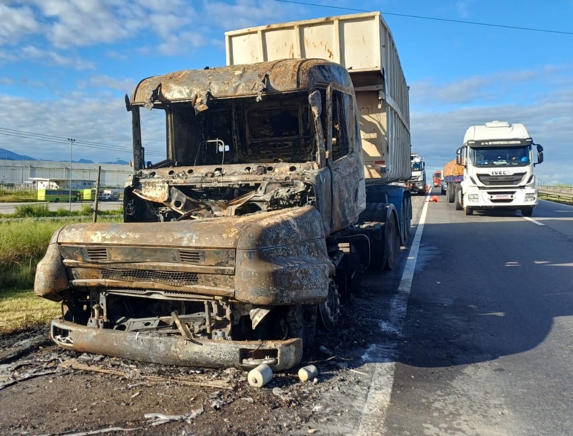 Carreta pega fogo e causa congestionamento na Via Dutra, em Itatiaia