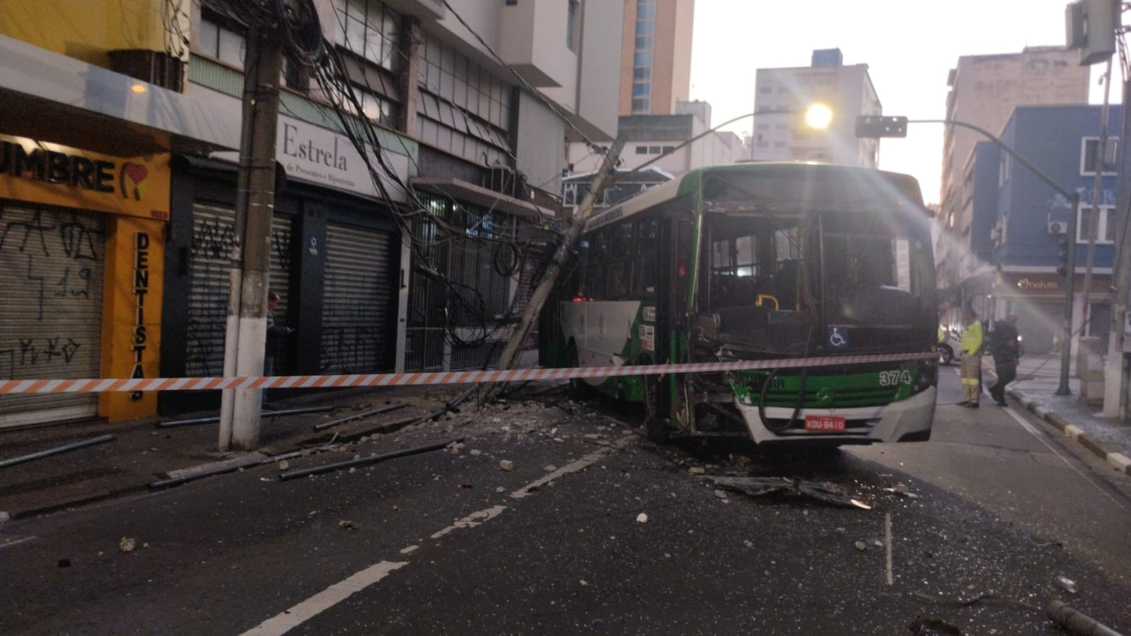 VÍDEO: batida entre carro e ônibus deixa feridos, interdita trânsito e derruba poste em Campinas 