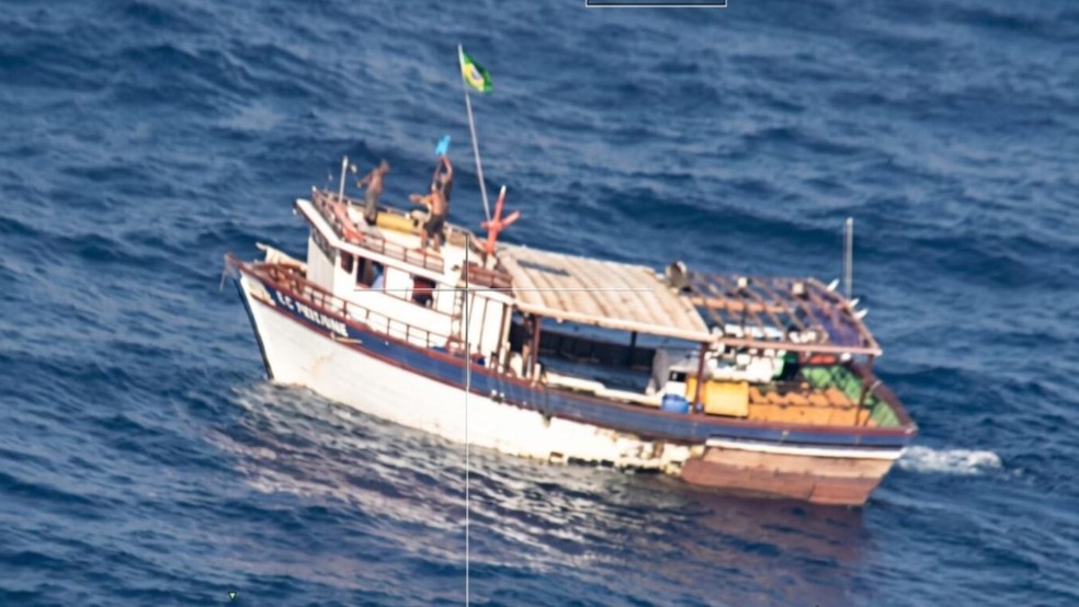 Embarcação desaparecida em alto-mar há uma semana é localizada por aeronave da Força Aérea Brasileira a cerca de 480km de distância de Fortaleza. — Foto: FAB/ Divulgação
