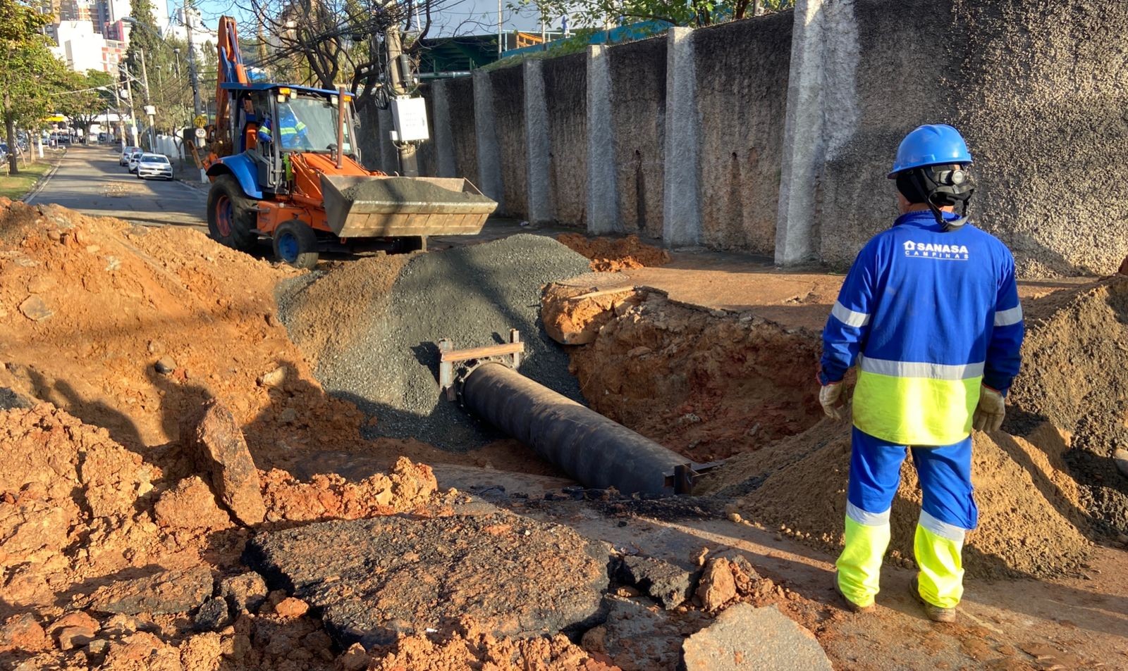 Obras para conserto de adutora rompida impacta trânsito no entorno do estádio do Guarani, em Campinas