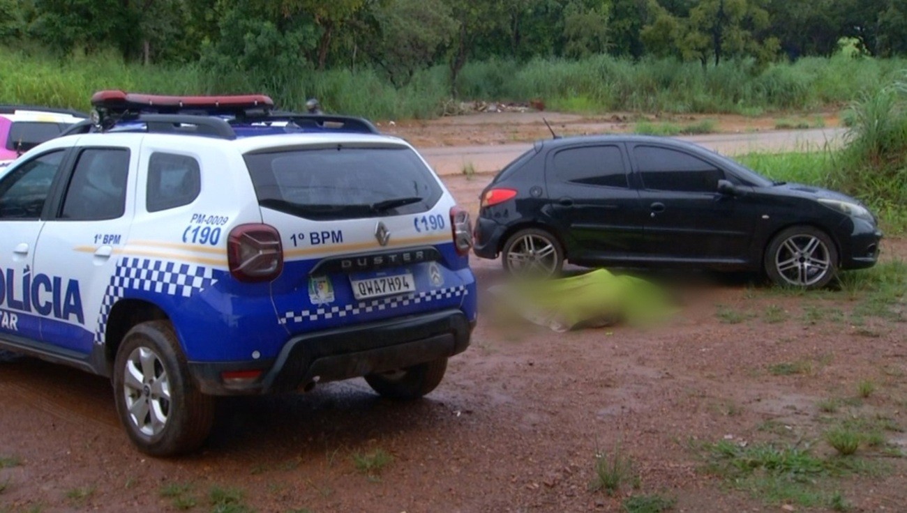 Homem é encontrado morto em carro e  corpo fica na chuva por horas: 'Humilhação para as famílias', diz tenente