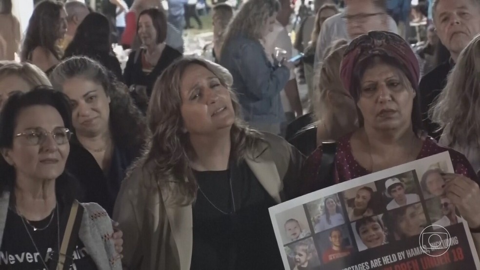 Israelenses na 'Praça dos Reféns', em Tel Aviv. — Foto: Reprodução/BDBR