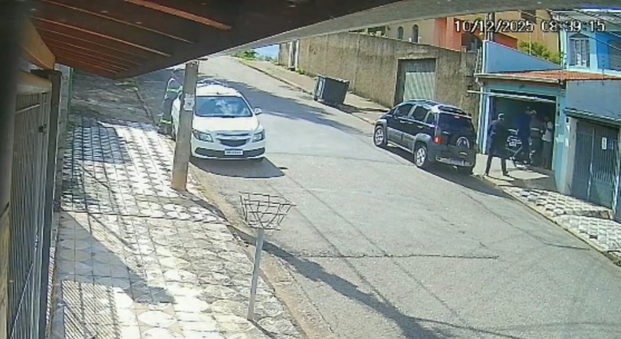 Quadrilha armada faz família refém após criminosos se passarem por policiais e agentes de empresa de energia; vídeo