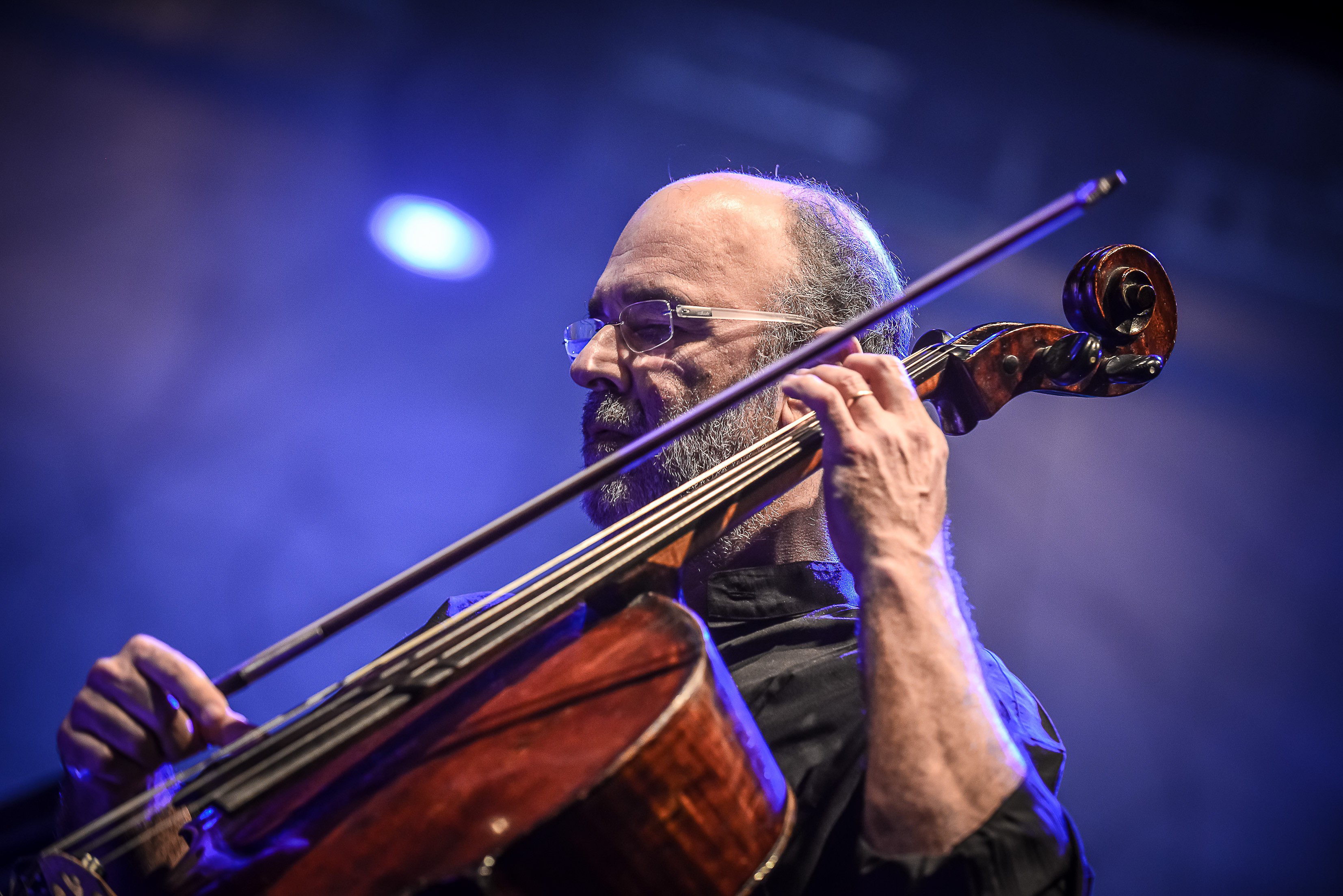 Jaques Morelenbaum, dono do cello mais requisitado da MPB, celebra 70 anos de vida e 50 de obra vasta e plural