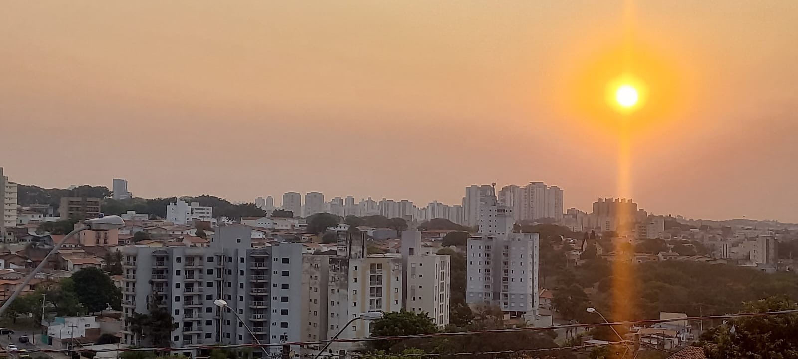 Frente fria ameniza calor, mas vento 'liga alerta' para propagação de focos de incêndio e chuva não é garantia em toda região