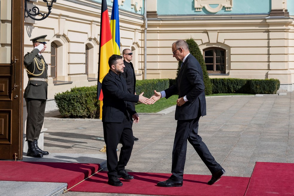 Presidente da Ucrânia, Volodymyr Zelensky, recebe o chanceler da Alemanha, Friedrich Merz, em Kiev em 4 de outubro de 2026. — Foto: REUTERS/Thomas Peter