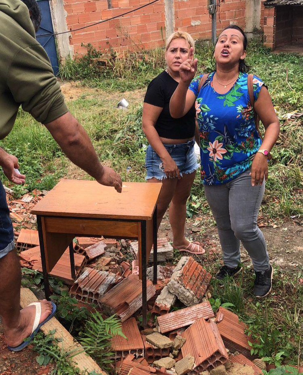 As irmãs Ana Paula e Roberta Fernandes durante uma discussão com o ex-marido da estudante na casa onde moravam no estado do Rio — Foto: Reprodução