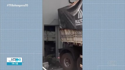 Carreta desgovernada atinge hotel após se desprender de veículo