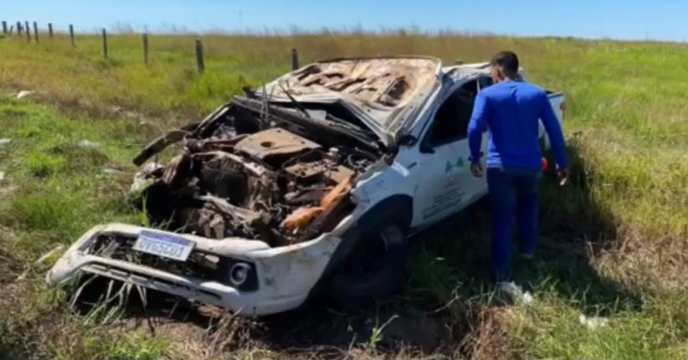 Caminhonete conduzido pela secretária de saúde ficou destruído; ela morreu no hospital  — Foto: TV Liberal/Reprodução 